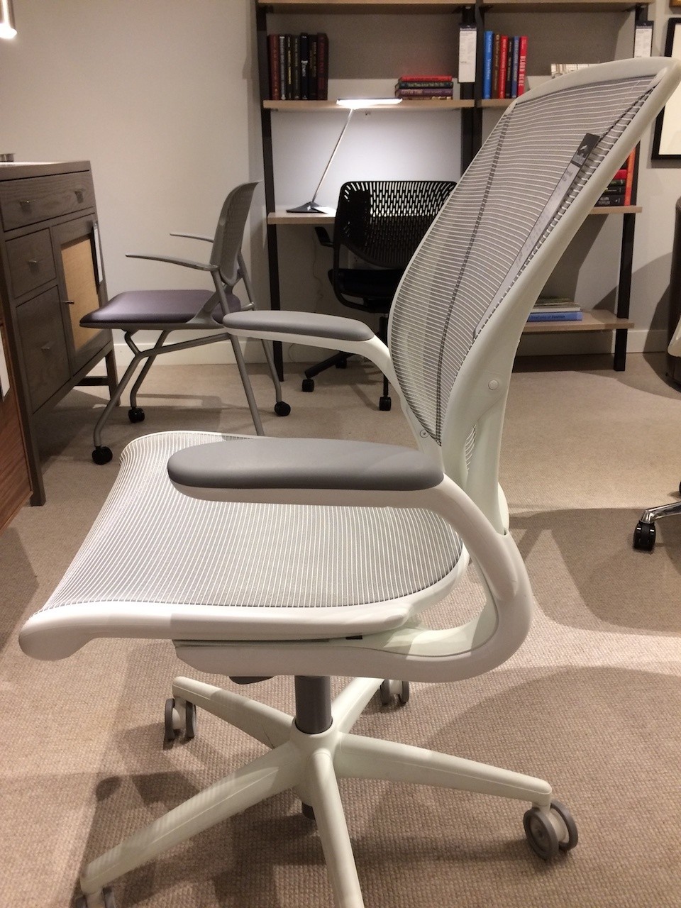 Humanscale Diffrient World Chair side view