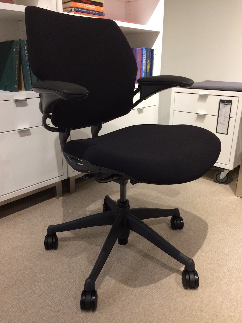 Can I get some feedback on seat comfort for the Humanscale Freedom? Does it  have a flexible front edge like steelcase? Also, headrest comfort? :  r/OfficeChairs